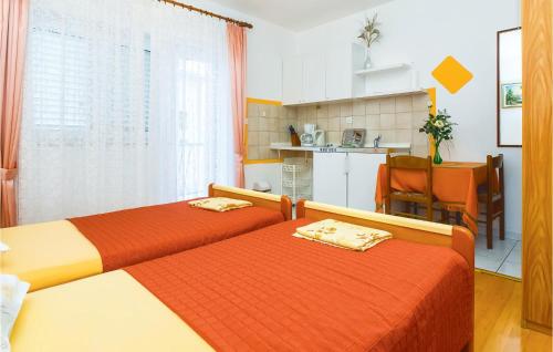 Habitación de hotel con 2 camas y cocina en Lovely Apartment In Omis With Kitchenette, en Omiš