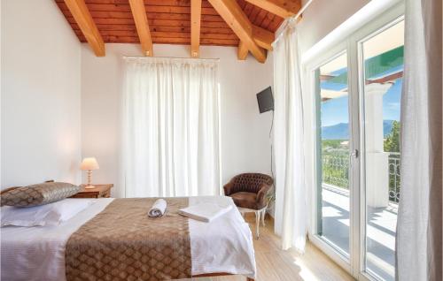 Postel nebo postele na pokoji v ubytování Amazing Home In Zrnovnica-split With House A Panoramic View