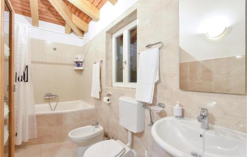 Koupelna v ubytování Awesome Home In Zrnovnica-split With Sauna