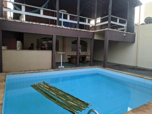 a large swimming pool in front of a building at Hostel Park in Uberlândia