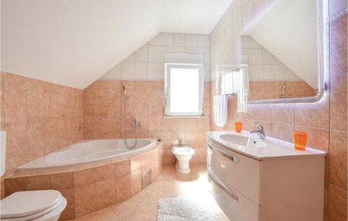 Nice Home In Dugopolje With Jacuzzi, Wifi And Heated Swimming Pool tesisinde bir banyo