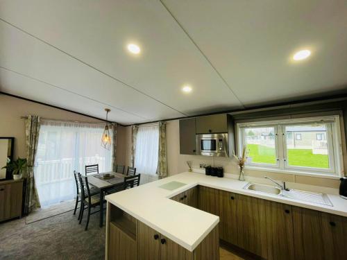 Gallery image of Happy Days Lodge with Hot Tub in York