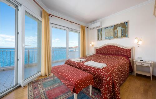 una camera con letto rosso e ampie finestre di Awesome Home In Savudrija With Jacuzzi a Savudrija