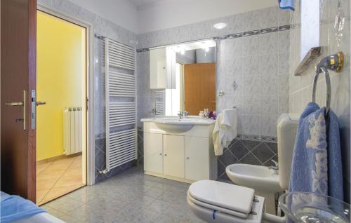 Bathroom sa Awesome Home In Livaki With 4 Bedrooms, Wifi And Outdoor Swimming Pool