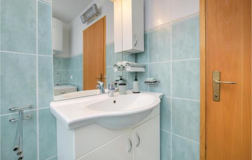 Bathroom sa Stunning Home In Jastrebarsko With House A Panoramic View