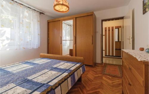 Cama ou camas em um quarto em Gorgeous Apartment In Fazana With Kitchen