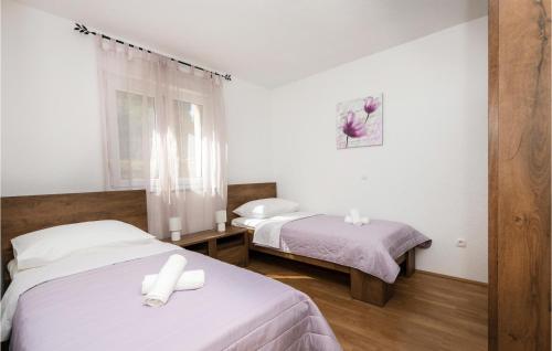 ein Hotelzimmer mit 2 Betten und einem Fenster in der Unterkunft 3 Bedroom Nice Home In Lokvicici in Lokvičič