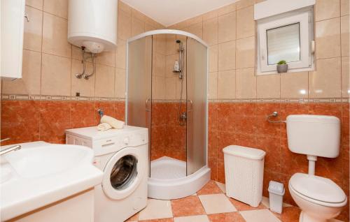 Ein Badezimmer in der Unterkunft 3 Bedroom Nice Home In Lokvicici