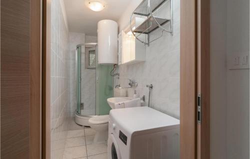 ein kleines Bad mit WC und Waschbecken in der Unterkunft Amazing Apartment In Dugi Rat With Kitchen in Dugi Rat