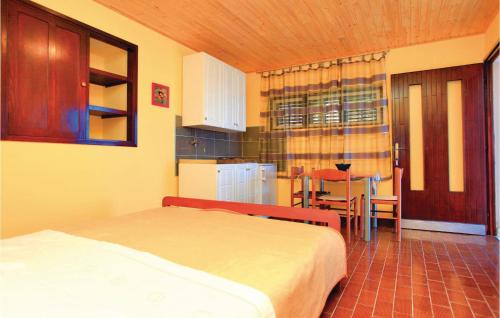 Ліжко або ліжка в номері Gorgeous Apartment In Prizba With House Sea View