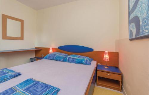 - une chambre avec 2 lits et une lampe sur une table de chevet dans l'établissement Awesome Apartment In Donji Karin With Kitchen, à Donji Karin