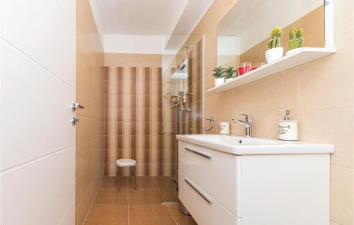 y baño con lavabo y ducha. en Cozy Apartment In Kastel Stari With Jacuzzi, en Kaštela