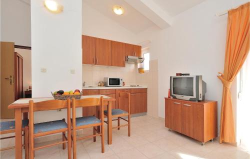 A cozinha ou cozinha compacta de 1 Bedroom Nice Apartment In Privlaka