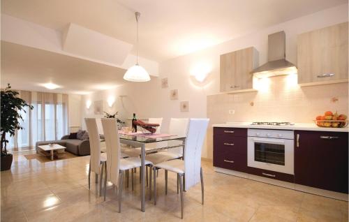 2 Bedroom Nice Apartment In Pula