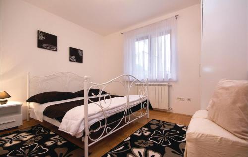 2 Bedroom Nice Apartment In Pula