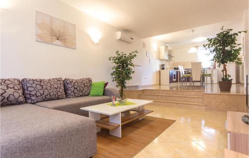 2 Bedroom Nice Apartment In Pula