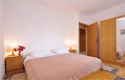 1 dormitorio con 1 cama grande, 2 mesitas de noche y 2 lámparas en Pet Friendly Apartment In Zadar With Kitchen en Zadar