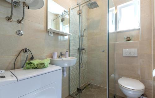 A bathroom at Beautiful Apartment In Podstrana With House Sea View