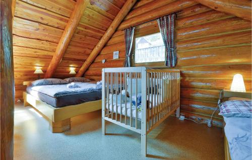 Ένα ή περισσότερα κρεβάτια σε δωμάτιο στο Amazing Home In Novi Marof With Outdoor Swimming Pool