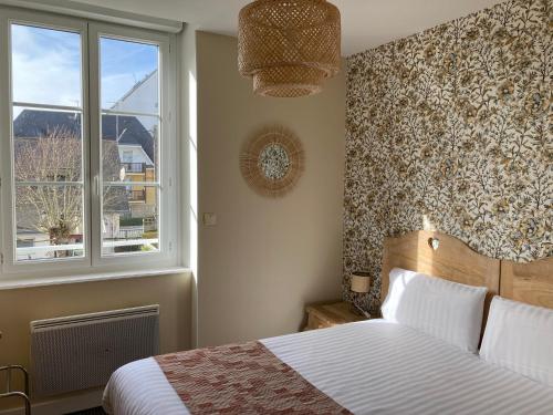 sypialnia z łóżkiem i oknem w obiekcie Hotel Mona Lisa w mieście La Baule-Escoublac