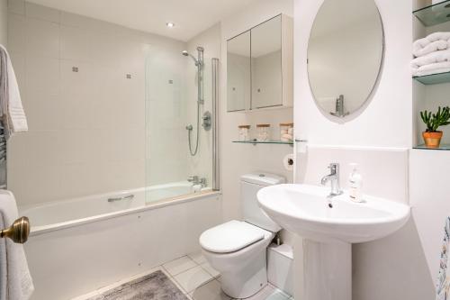 Vonios kambarys apgyvendinimo įstaigoje Stunning 4 Bedroom House in Central Bath