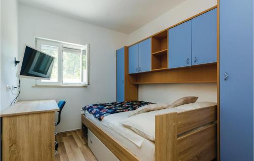a small bedroom with a bed and a television at Cozy Home In Ston With Wifi in Ston
