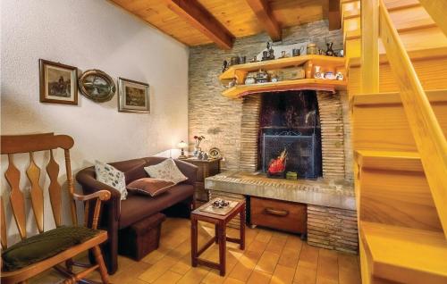 salon z kanapą i kominkiem w obiekcie One-Bedroom Holiday Home In Bartici w mieście Barbići