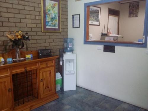 Dapur atau dapur kecil di SHEPPARTON MOTOR INN Tudor House Motel