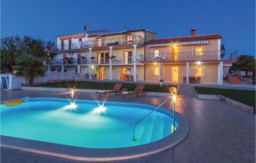 Bazén v ubytování Two-Bedroom Apartment In Vrsar nebo v jeho okolí
