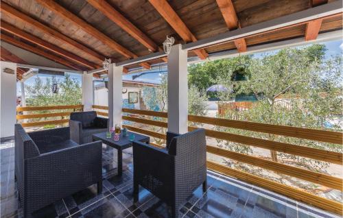 un patio al aire libre con mesa y sillas en Stunning Home In Valtura With Kitchen en Valtura