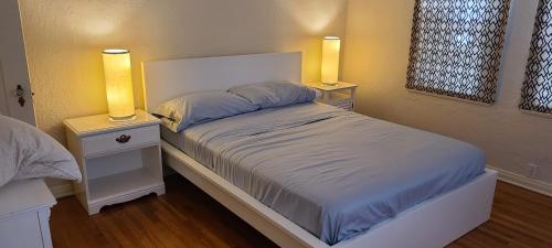 Säng eller sängar i ett rum på House, walking distance from Universal Studios