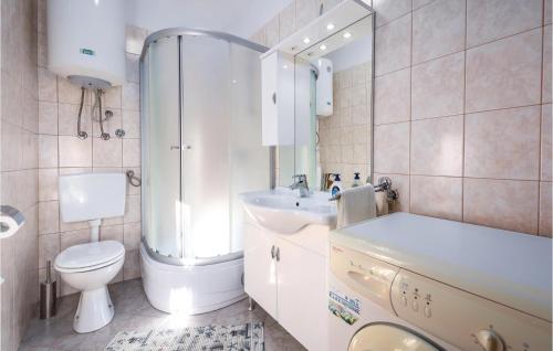 ein Bad mit einem WC, einer Dusche und einem Waschbecken in der Unterkunft 2 Bedroom Gorgeous Home In Marcenagla in Marčenegla