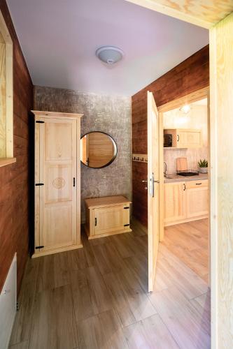 an empty room with a door and a kitchen at Apartamenty przy Młynie in Chyżne