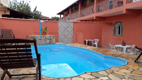a swimming pool in the backyard of a house at Pouso Mariazinha in Tiradentes