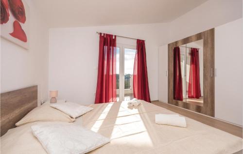 1 Schlafzimmer mit 2 Betten und einem Fenster mit roten Vorhängen in der Unterkunft 1 Bedroom Stunning Apartment In Biograd in Biograd na Moru