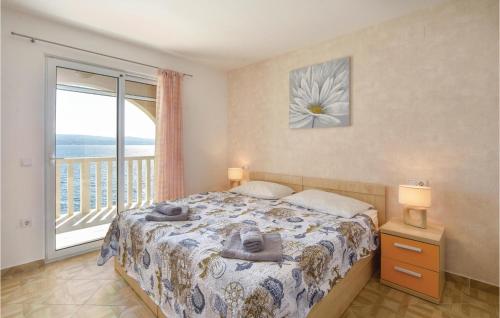 1 dormitorio con cama y ventana grande en Cozy Apartment In Stanici With Kitchen, en Celina