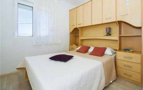 Katil atau katil-katil dalam bilik di Beautiful Home In Okrug Gornji With Outdoor Swimming Pool