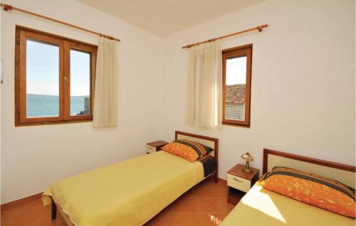 Säng eller sängar i ett rum på Awesome Apartment In Kastel Stari With Kitchen