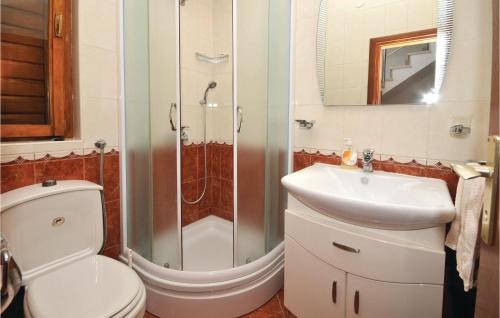 Ett badrum på Awesome Apartment In Kastel Stari With Kitchen