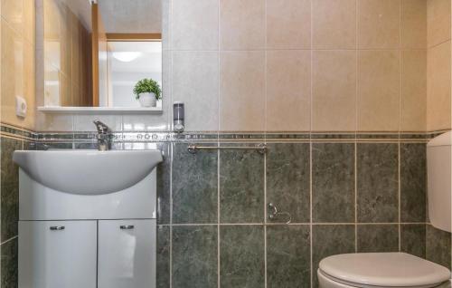 Koupelna v ubytování Nice Apartment In Makarska With Wifi
