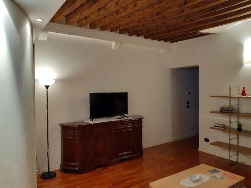 salon z telewizorem z płaskim ekranem na ścianie w obiekcie Residenza Campo Ruga w Wenecji