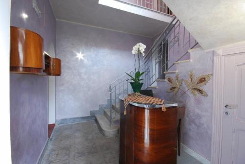 un couloir avec un escalier et une table en bois. dans l'établissement Malö Suites, à SantʼEgidio alla Vibrata