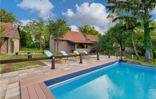 uma piscina com cadeiras ao lado de uma casa em Gorgeous Home In Sveti Ivan Zelina With Wifi em Sveti Ivan Zelina