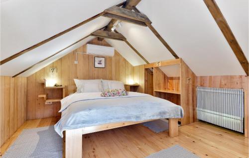 Uma cama ou camas num quarto em Gorgeous Home In Sveti Ivan Zelina With Wifi