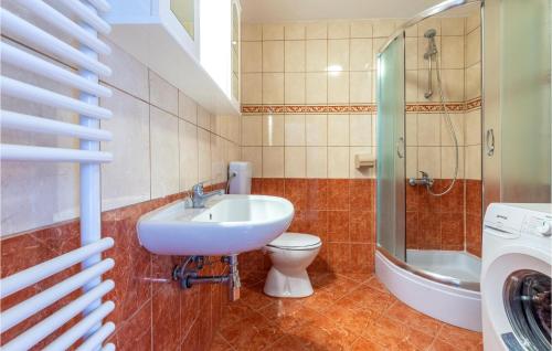 W łazience znajduje się umywalka, toaleta i prysznic. w obiekcie Stunning Apartment In Kastel Luksic With 3 Bedrooms w mieście Kaštela