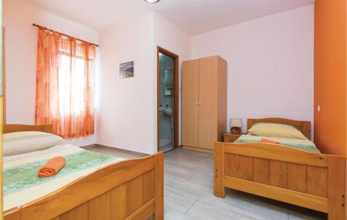 Stunning Apartment In Modric With 1 Bedrooms And Wifi tesisinde bir odada yatak veya yataklar