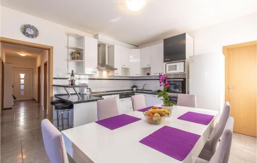 3 Bedroom Cozy Apartment In Novi Vinodolski