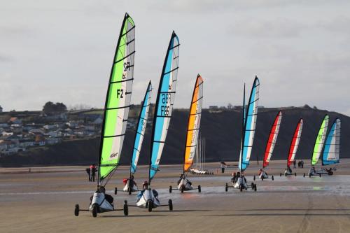 a group of sail boats on the beach at Nid de pie Grand duplex lumineux cadre verdoyant calme à 5 mn de la mer près Port en Bessin, Bayeux, Omaha Beach, in Commes