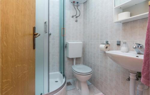 Stunning Apartment In Modric With 1 Bedrooms And Wifi tesisinde bir banyo