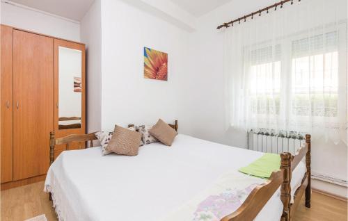 1 dormitorio con cama blanca y ventana en Awesome Apartment In Rijeka With Wifi, en Rijeka